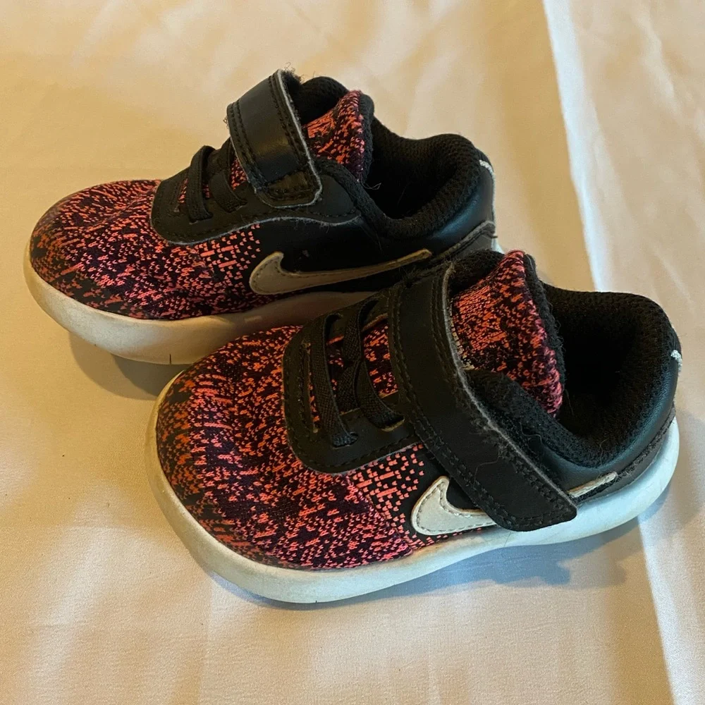 Nike Pink & Black baby tennis shoes Size 5C